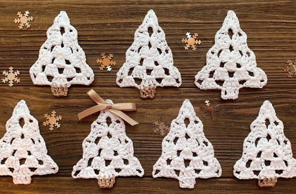 How to crochet a christmas tree ornament